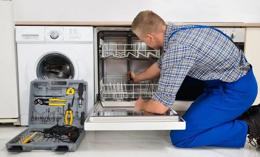 Ferizli Warmhaus servisi teknisyen ekibi beyaz eşya tamiri yaparken